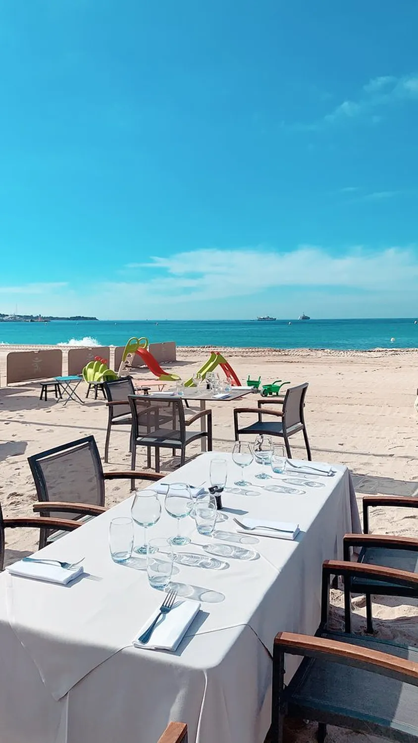 Vegaluna beach restaurant Cannes