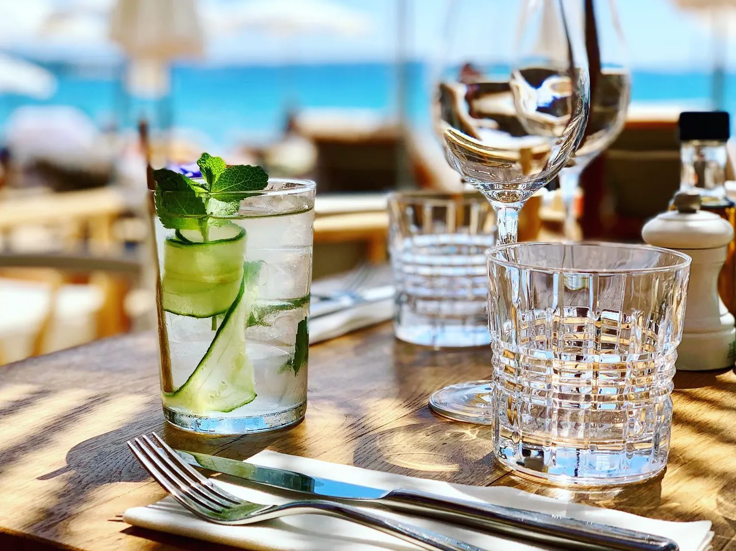 Reservation at LA PETITE PLAGE restaurant Cannes KEYS