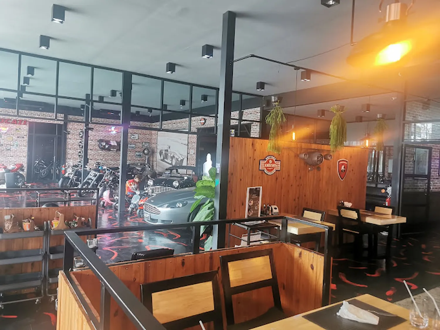 V8 Fastlane restaurant Pattaya