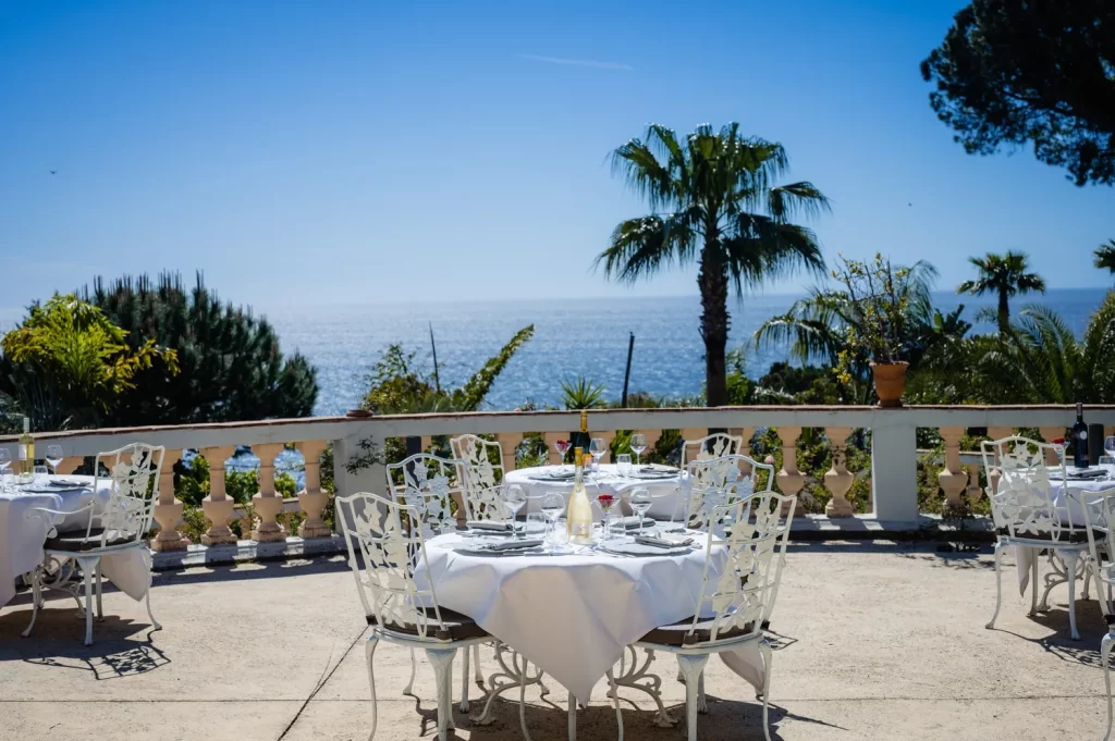 Reservation at LES PINS PENCHES Restaurant Toulon KEYS