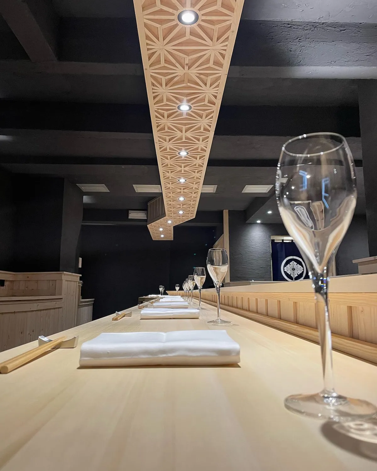 https://theworldkeys.com/wp-content/uploads/2022/11/Sushi-Hanabi-restaurant-Amsterdam_theworldkeys_6.webp